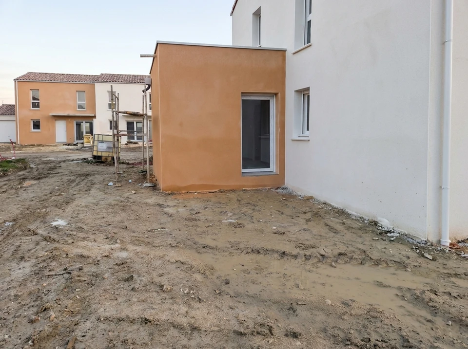Chantier de démolition en extérieur avec pelleteuse hydraulique équipée d'un godet-pince démolissant une maison résidentielle