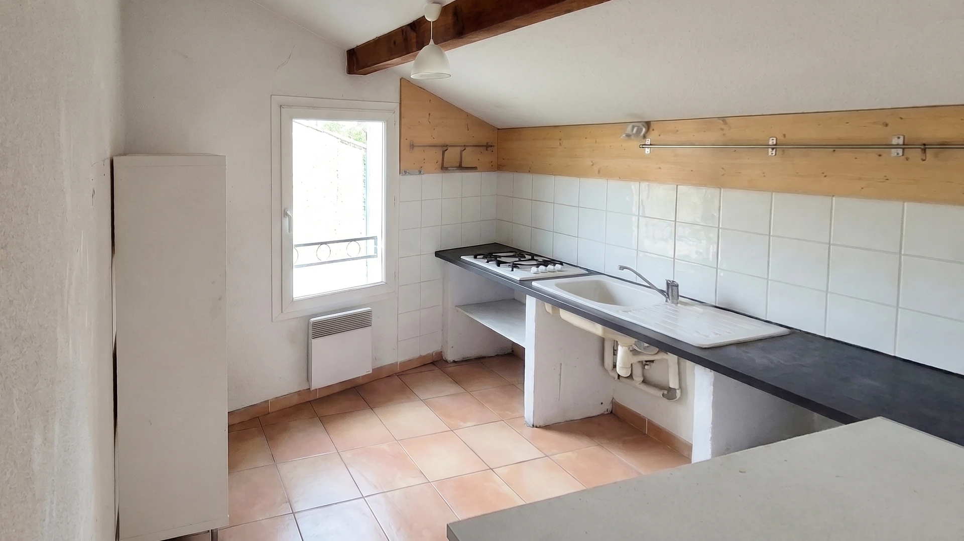 Opérateur en tenue professionnelle utilisant une monobrosse industrielle pour nettoyer un sol carrelé en pierre naturelle dans un espace commercial intérieur